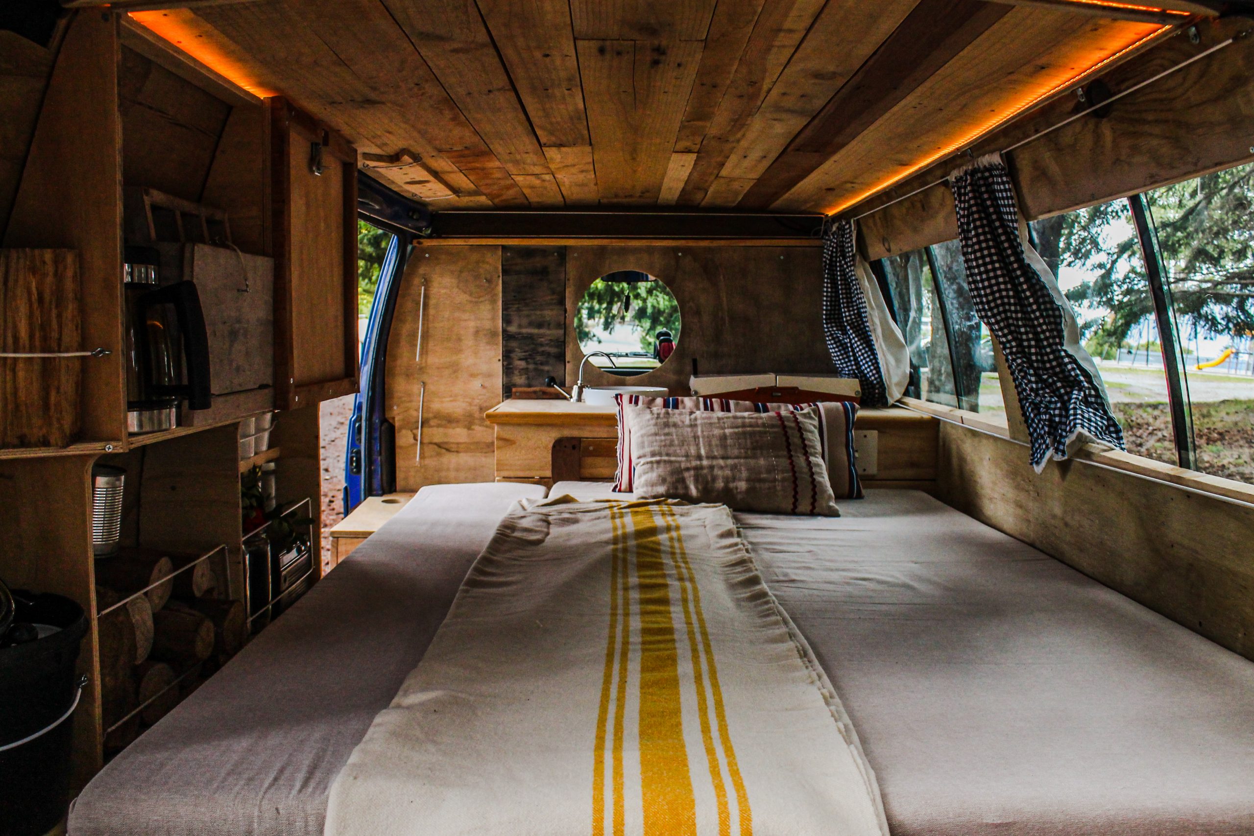 hermosa-vista-cama-dentro-furgoneta-madera-vintage